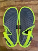 WATER SHOES SIZE 6/6.5