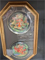 Set of 2 decorative plates in case