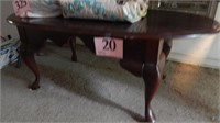 QUEEN ANNE STYLE WOODEN COFFEE TABLE 17 IN