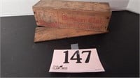 VINTAGE WOODEN CHEESE BOX "WINDSOR CLUB" 9X3X3