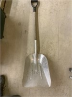 Aluminum shovel