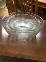 Set of clear Pyrex mixing bowls