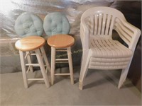 2 stools & 4 plastic patio arm chairs