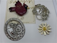 LOT OF BROOCHES