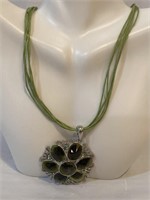 String necklace green flower