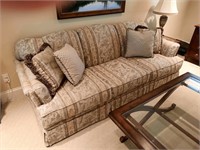 Traditional Haverty Sofa with 4 accent pillows