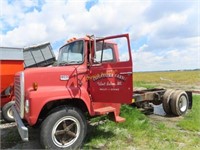 77 Ford 800 single axle cab and chassis 23000 GVW