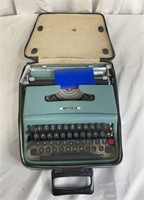 Vintage Lettera 22 Typewriter