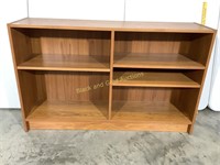 Laminated pressed wood bookshelf