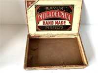 VINTAGE WOODEN CIGAR BOX