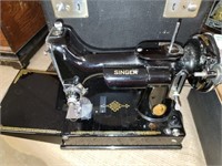 SINGER 221 SEWING MACHINE IN CASE W/ ATTACHMENTS