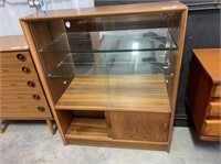 MID CENTURY DISPLAY CASE WITH SLIDING GLASS