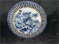 9 1/2" BLUE & WHITE PLATE W/STAND