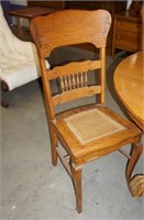 ROUND OAK TABLE CLAW FEET WITH FOUR CHAIRS