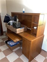 Very nice and heavy desk. Solid with drawers