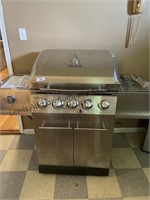 Very nice Charbroil gas grill with accessory