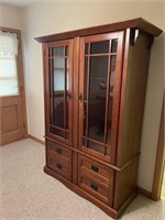 Very Nice Oak Cabinet w/doors & glass shelves