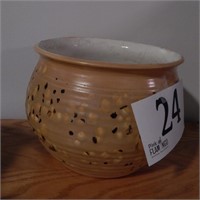 POTTERY PLANTER 7 X 9