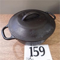 LODGE CAST IRON DUTCH OVEN 10 IN, USED