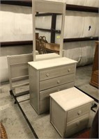 QUEEN BEDROOM SUITE: HEADBOARD/FRAME,