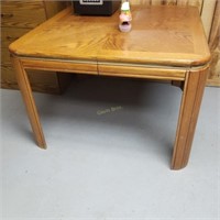 Table, chest of drawers