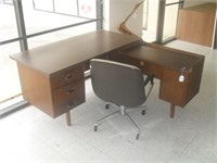 L-SHAPED DESK AND CHAIR