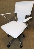 WHITE CHIC OFFICE CHAIR
