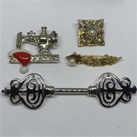 LOT OF BROOCHES