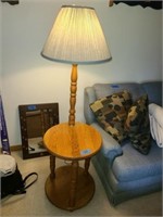 Oak Lamp End Table/Lamp solid oak, very nice
