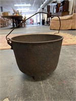 CAST IRON POT WITH HANDLE