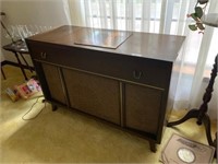 VINTAGE STEREO RECORD PLAYER- NEEDS NEW BELT