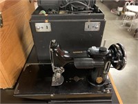 SINGER SEWING MACHINE AND CASE