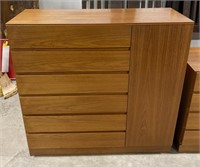 (H) 7 Drawer Dresser With Pull Out Storage. 45” x