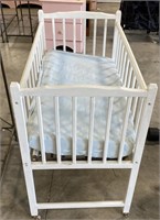 (Q) Wood Baby Crib and Mattress on Wheels.