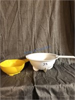 Plastic Strainers w/ handles (2)