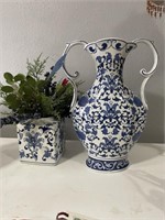 2 Pieces Blue Pattern Vases
