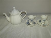 Teapot, Teacups & Saucer