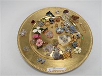 TRAY WITH ASS'T BROOCHES
