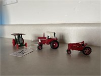 Toys/Hobbies - IH International Harvester Tractors
