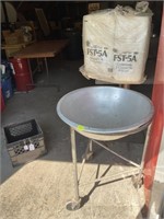 Restaurant supplies-Large bowl on wheels, opened