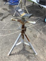 Adjustable pipe stand