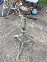 Adjustable pipe stand