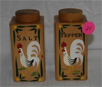 SET OF VTG HAND PAINTED WOODEN ROOSTER S/P