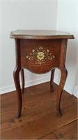 OAK SIDE TABLE WITH BEADED EDGE