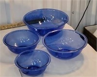 Blue Pyrex bowl set - worn