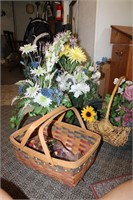 LOT OF BASKETS WITH ARTIFICAL FLOWERS