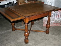 ANTIQUE OAK DINING TABLE W/END LEAVES