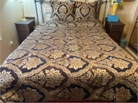 Queen Size Comforter and Pillow Shams