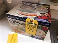 8-PIECE MICROWAVE COOKWARE SET (NEW IN BOX)