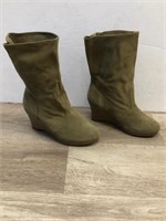 25 Pair Women's Cushion Suede Boots $2500.00